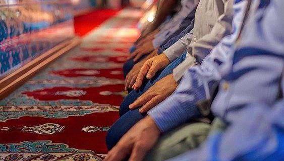 Чтение Корана в молитве